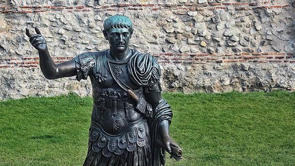 Статуя императора Траяна в Лондоне