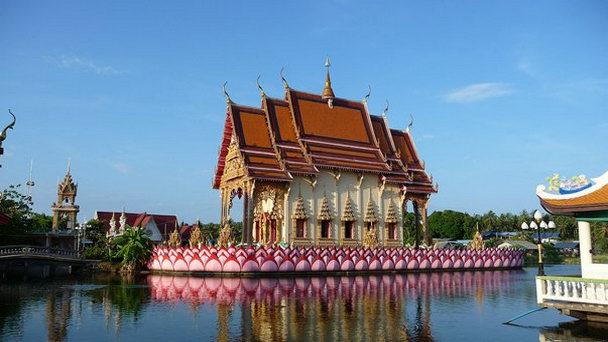 Храм Ват Плай Лаем на Самуи