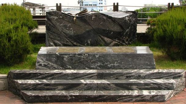 Памятник крейсеру Варяг в Сеуле Памятник крейсеру Варяг в Сеуле