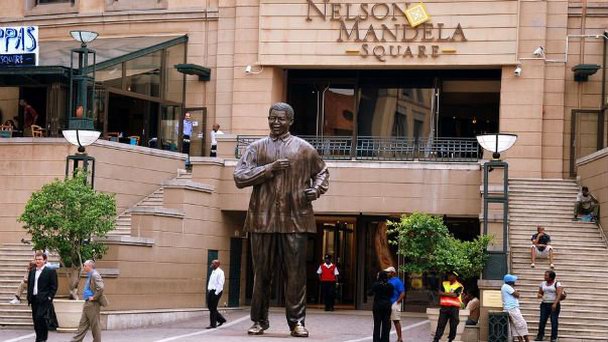 Памятник Нельсону Мандела в Йоханнесбурге Памятник Нельсону Мандела в Йоханнесбурге