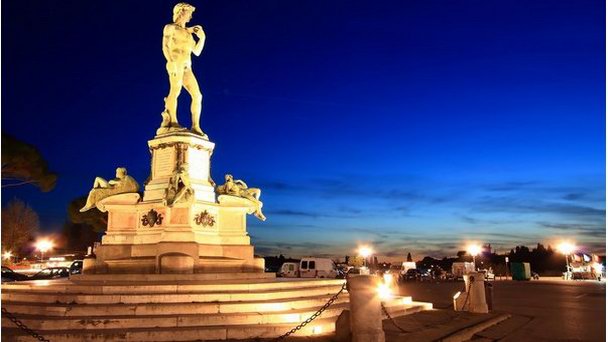 Статуя Давида на площади в Флоренции