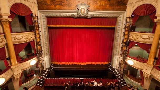 Концертный зал Grand Opera House в Англии