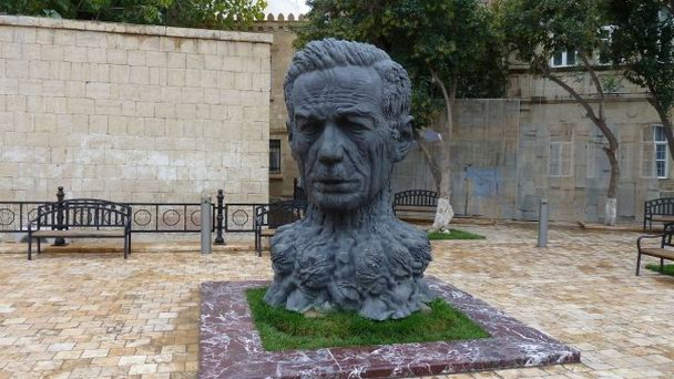 Бюст Вахида Алиага в Баку