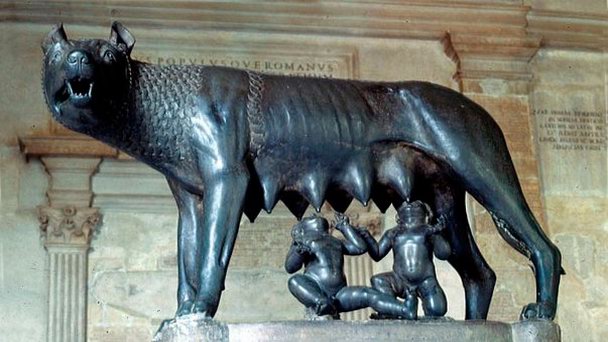 Статуя волчицы вскормившей Ромула и Рема в Риме