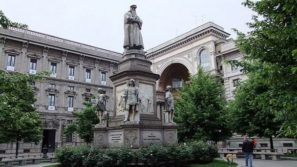 Памятник Леонардо да Винчи в Милане