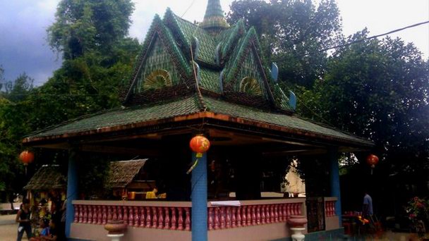 Храм из пивных бутылок в Сисакете