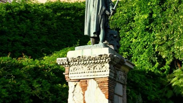 Памятник Коле ди Риенцо в Риме