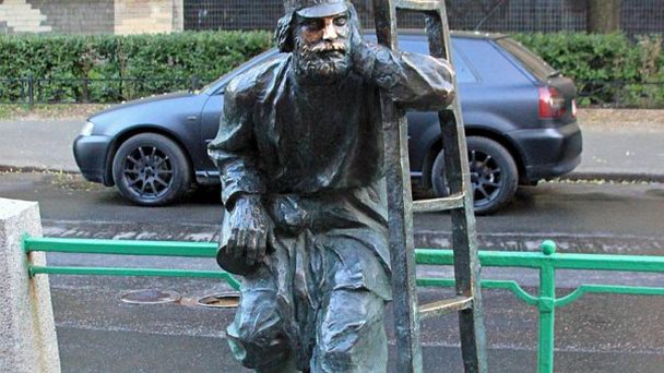 Памятник фонарщику в Санкт-Петербурге