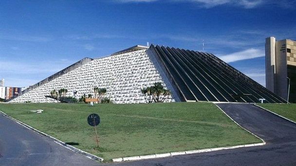 Национальный театр имени Клаудиу Сантору в Бразилиа Национальный театр имени Клаудиу Сантору в Бразилиа