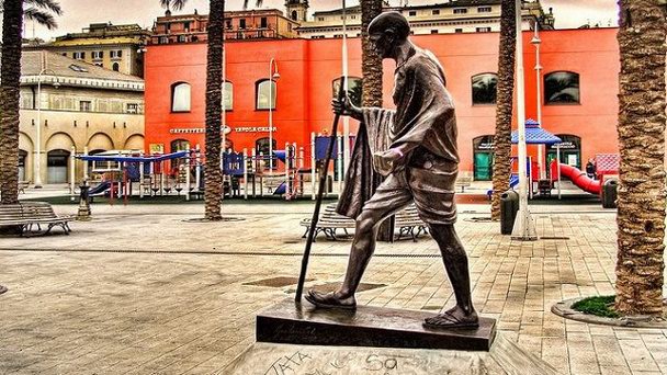 Памятник Махатму Ганди в Лигурии