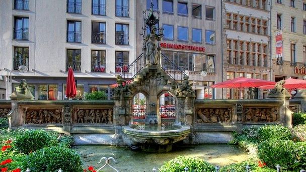 Фонтан Любопытная женщина Хайнцельменнхен в Кельне