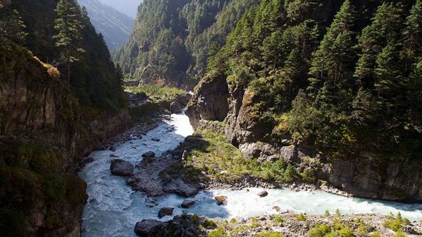 Река Дудх Коси в Катманду