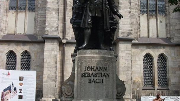 Бронзовый памятник Иоганну Себастиану Баху в Саксонии