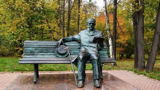 Памятник Чайковскому в Клине