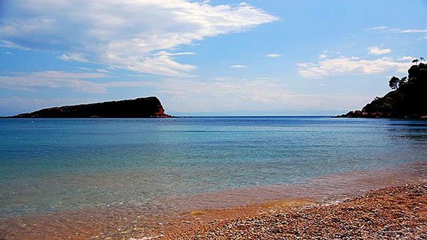 Пляж Кокинокастро в Алониссосе