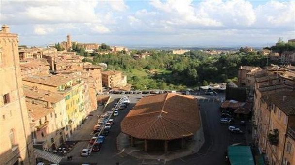 Площадь Пьяцца дель Меркато в Неаполе