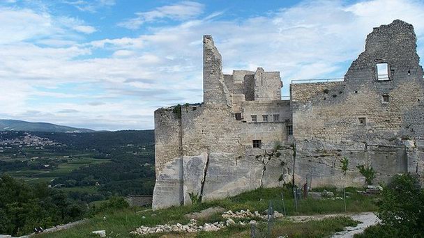 Замок маркиза де Сада в Лакосте в Прованс-Альпы (фото)