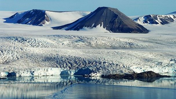 Гора Пирамида в Шпицбергене