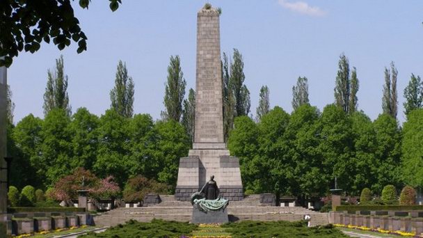Мемориал советским воинам Шёнхольцер Хайде в Берлине