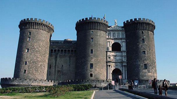 Замок Кастель-Нуово в Неаполе
