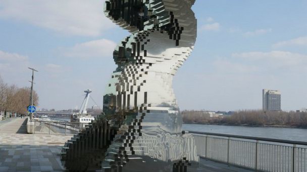 Скульптуры на набережной в Братиславе Скульптуры на набережной в Братиславе