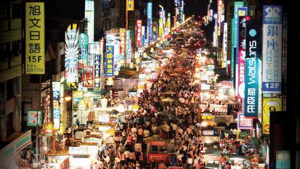 Ночной рынок Лиухэ в Гаосюне