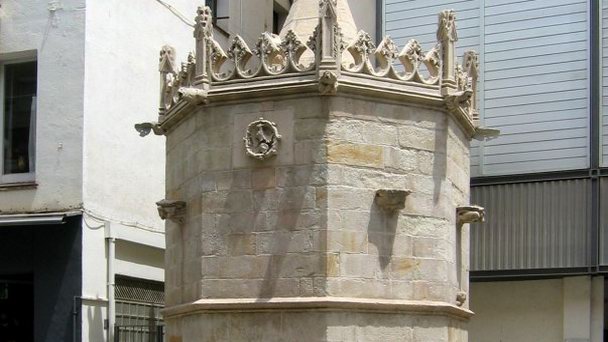 Готический фонтан в Коста Брава Готический фонтан в Коста Брава