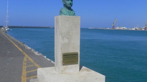 Памятник Никосу Кицикису на Острове Крит