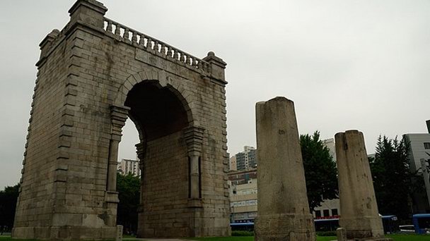 Ворота Независимости в Сеуле Ворота Независимости в Сеуле