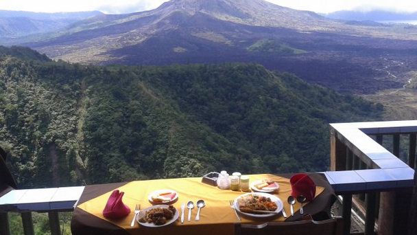 Ресторан Lotus Asian Garden с видом на вулкан Батур на Бали