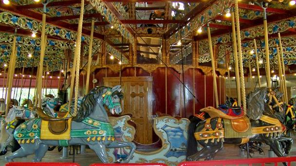 Карусель в парке Lakeside в Онтарио Карусель в парке Lakeside в Онтарио