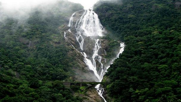 Водопад Дудхcагар в Гоа