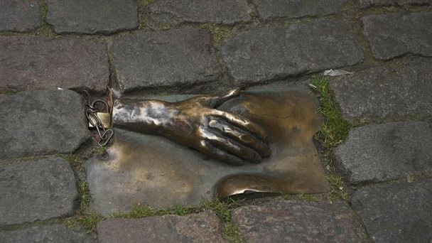 Плита в виде женской груди в квартале «Красных фонарей» в Амстердаме