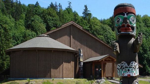 Культурный центр Nuyumbalees в Британской Колумбии Культурный центр Nuyumbalees в Британской Колумбии