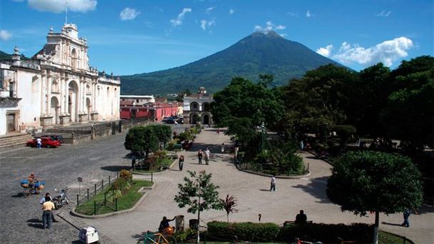 Центральный парк в Кобане в Антигуа-Гуатемале