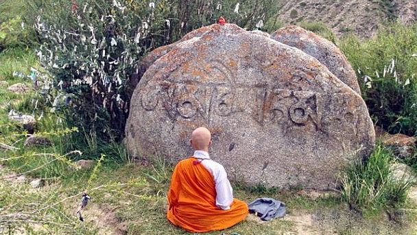 Тибетские камни в ущелье Тамга в Караколе