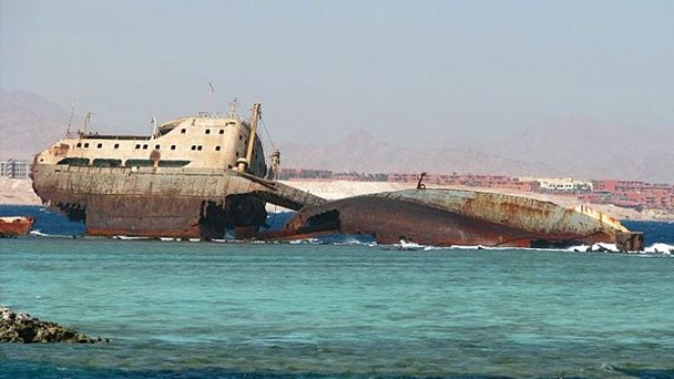 Корабль на рифе в Марса Аламе