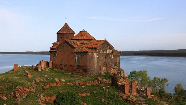 Монастырь Айраванк в Севане