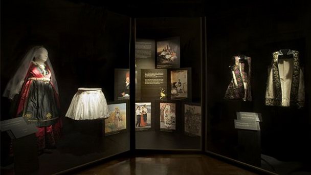 Музей истории греческого костюма в Клубе-лицее греческих женщин в Афинах