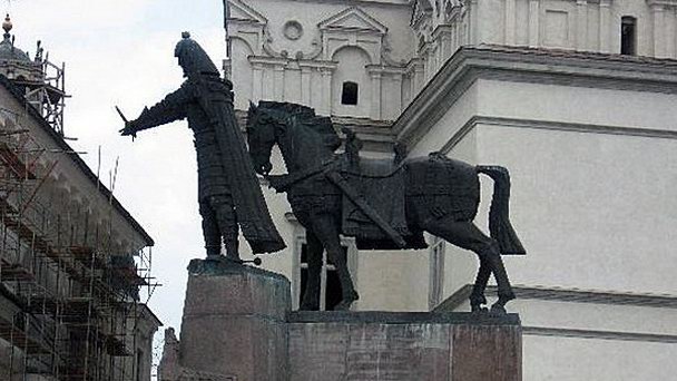 Памятник Гедимину в Вильнюсе