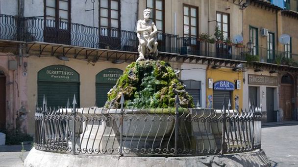 Фонтан Гений площади Революции в Палермо