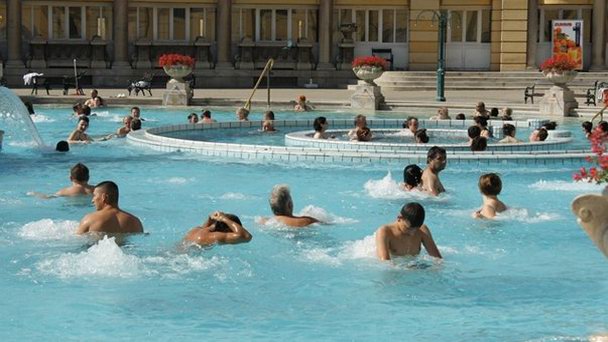 Бассейн с сюрпризами под открытым небом в Будапеште