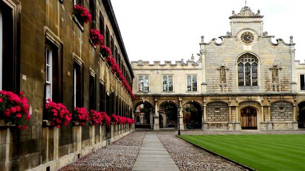 Колледж Питерхаус в Англии