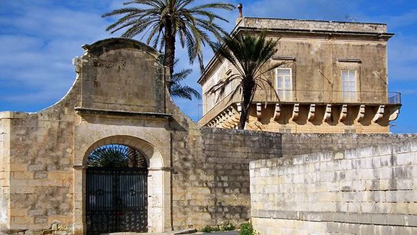 Средневековая башня Кумбо в Валетте Средневековая башня Кумбо в Валетте