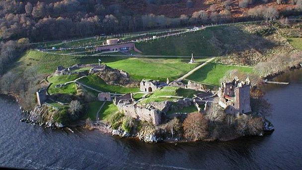 Замок Урхарт в Шотландии