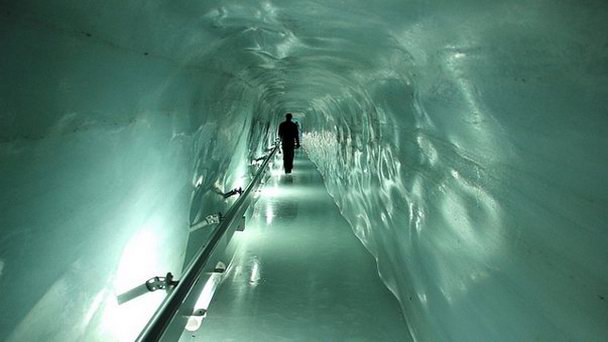 Ледовый дворец в Бернских Альпах