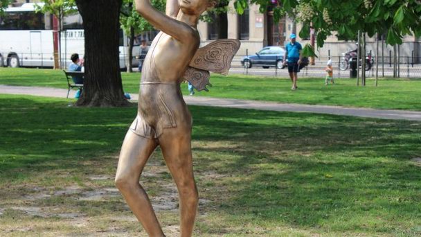 Памятник фее Тинке в Братиславе