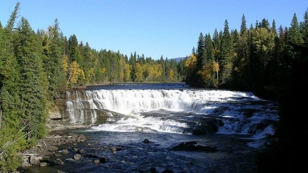 Водопад Dawson Falls в Британской Колумбии