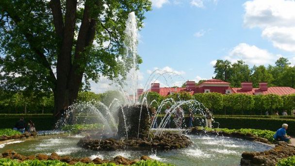 Фонтан сноп в Петергофе. Нижний парк Петергоф фонтан сноп. Фонтан сноп в Петергофе фото. Парковый ансамбль с прудом фонтаном и памятником.