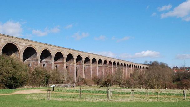 Викторианский виадук в Чаппеле в Англии